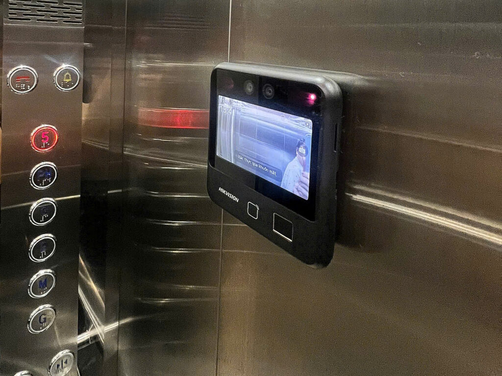 camera an ninh nhận diện khuôn mặt trong căn hộ 3B Maison